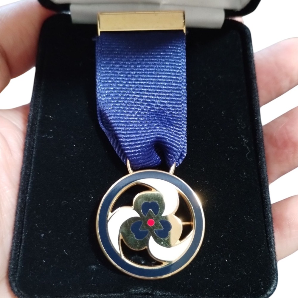 Girl Scouts Thanks Badge Award Medal‎ Pin 10K Gold Enamel Blue Ribbon w/ box